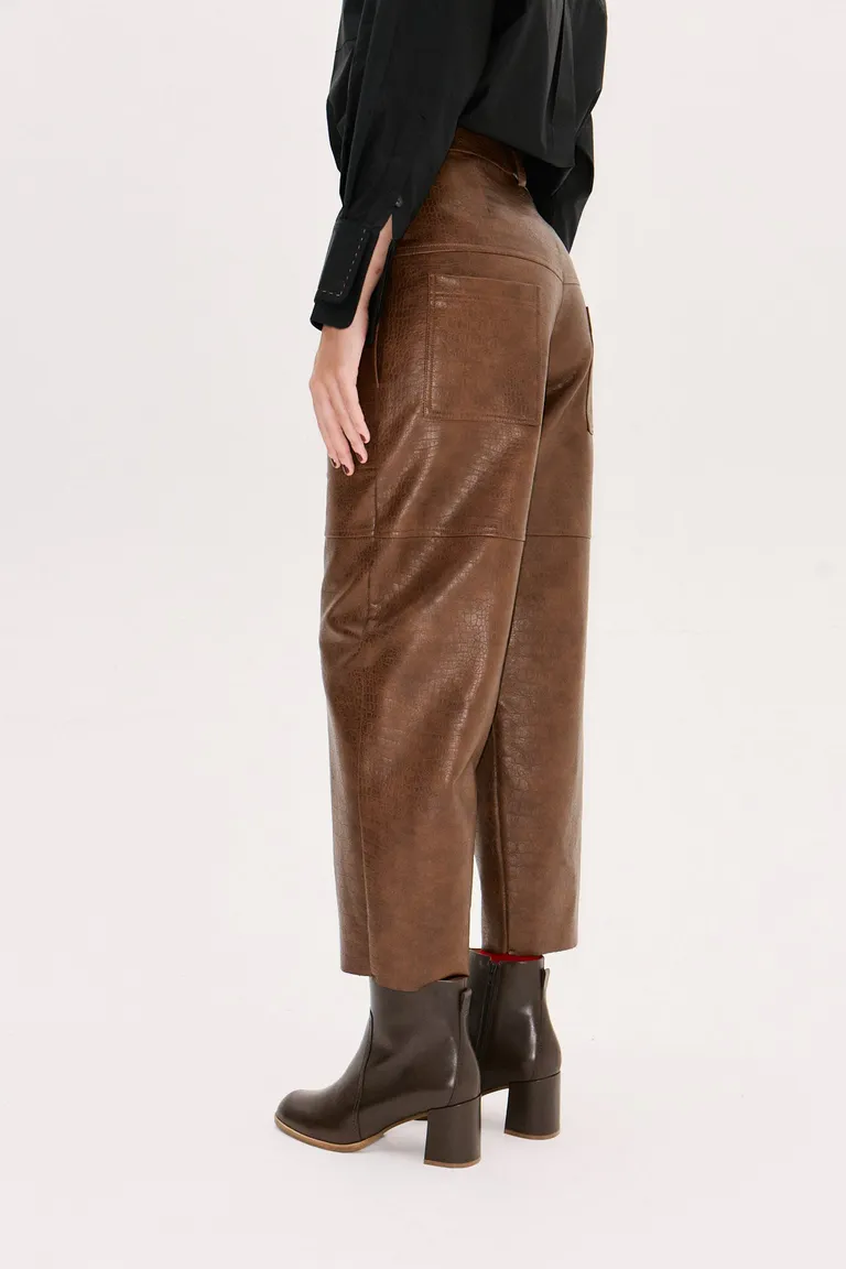 Pantalón con diseño de pierna bombé, cuatro bolsillos y cierre con botón frontal de Mishka en Pantalones para argentina