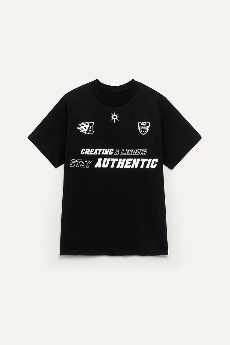 Remera negra con estampado gráfico de líneas y aplicaciones para un look urbano y moderno de 47 Street en Remeras para argentina