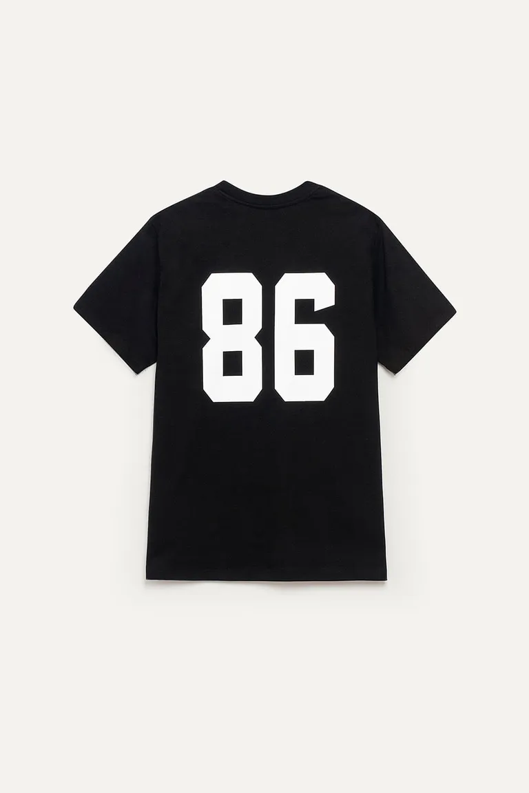 Remera negra con estampado gráfico de líneas y aplicaciones para un look urbano y moderno de 47 Street en Remeras para argentina