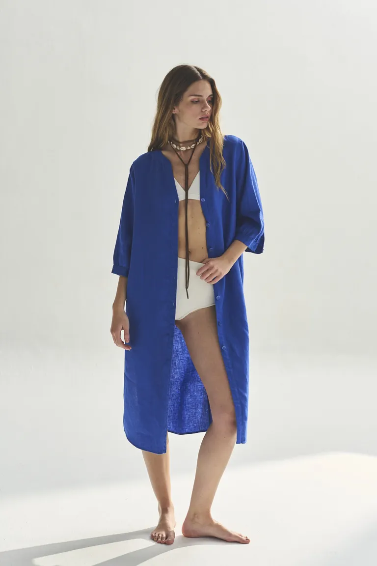 Vestido largo en color azul marino con corte relajado y manga larga de Akiabara en Vestidos para argentina