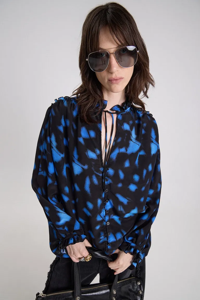 Blusa manga larga estampada con cuello fruncido, escote en v con lazo y botones frontales de Maria Cher en Blusas para argentina