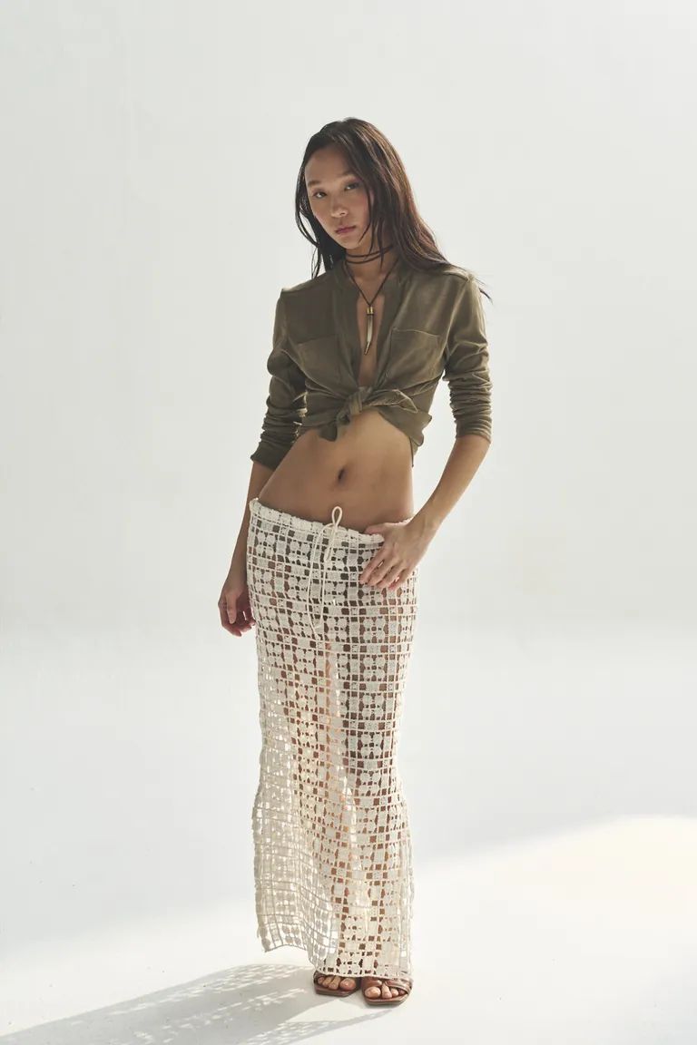 Camisa de manga larga de corte femenino en color verde oliva de Akiabara en Camisas para argentina