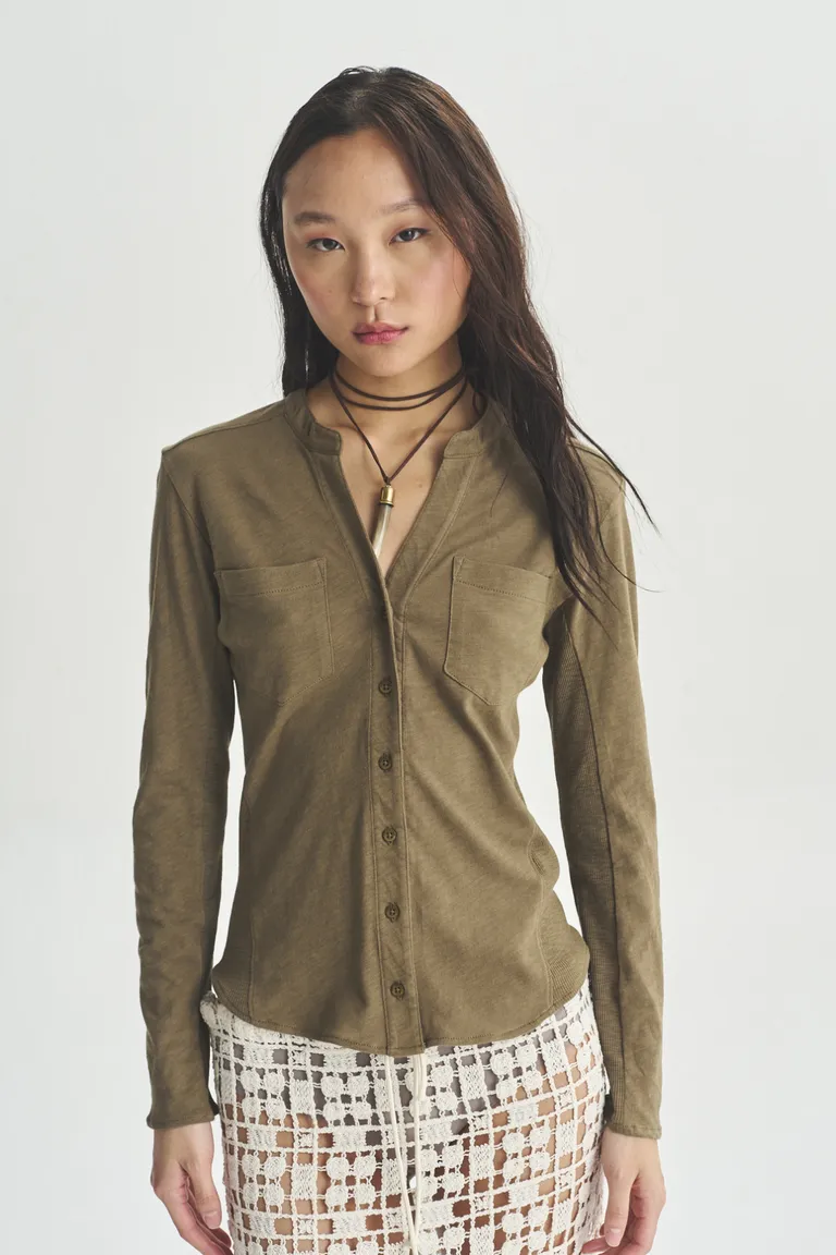 Camisa de manga larga de corte femenino en color verde oliva de Akiabara en Camisas para argentina