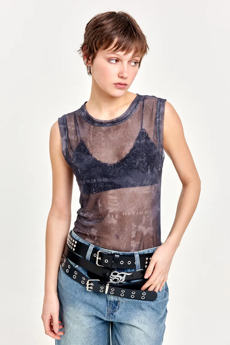 Musculosa camuflada de microtul sublimado, diseño exclusivo y moderno de 47 Street en Tops para argentina