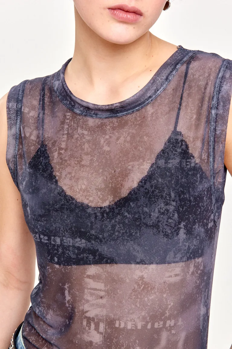 Musculosa camuflada de microtul sublimado, diseño exclusivo y moderno de 47 Street en Tops para argentina