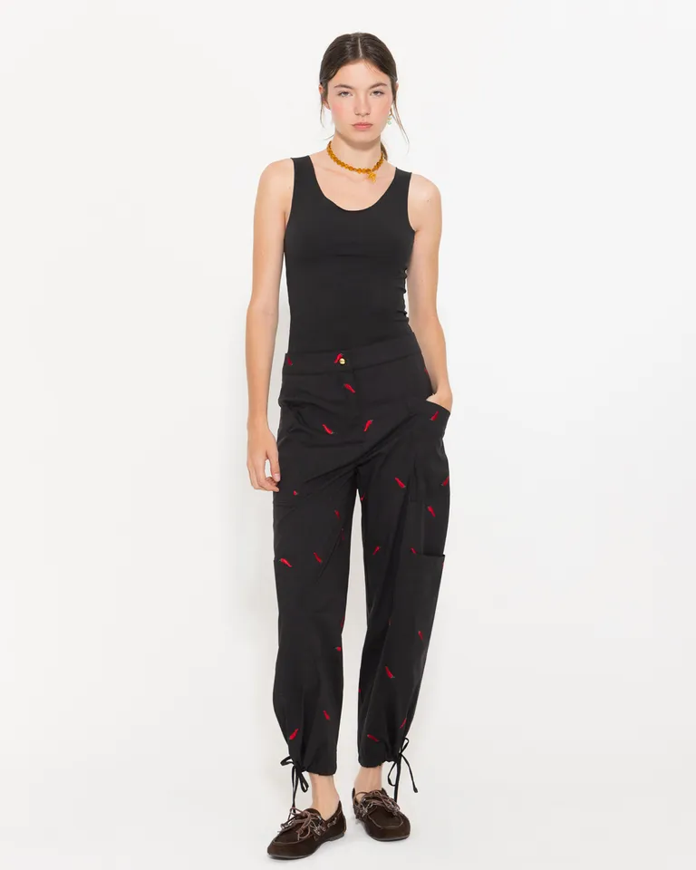 Pantalón cargo rojo con estampado de chiles, ideal para looks informales y llenos de estilo de Jazmin Chebar en Pantalones para argentina