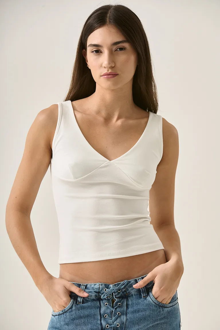 Musculosa blanca de diseño minimalista y escote en V para mujer de Sweet en Tops para argentina