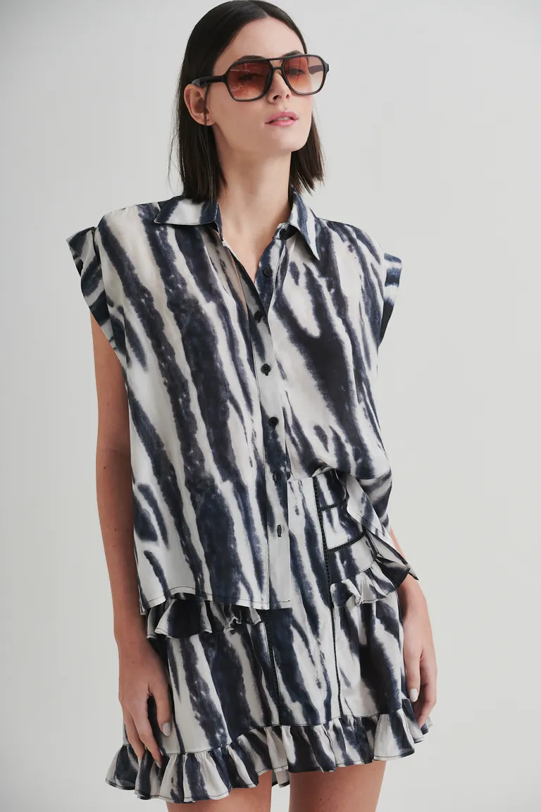 Blusa de diseño artístico sin mangas con cuello camisero y botonadura frontal de Sweet en Blusas para argentina