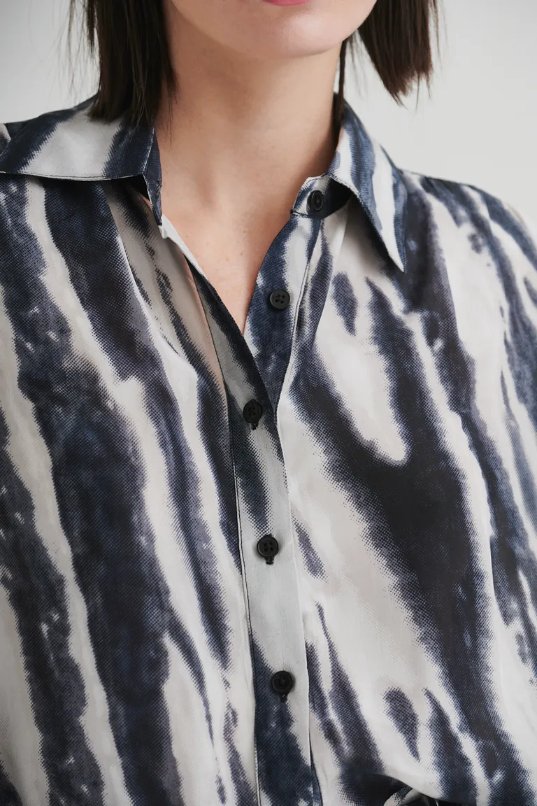 Blusa de diseño artístico sin mangas con cuello camisero y botonadura frontal de Sweet en Blusas para argentina