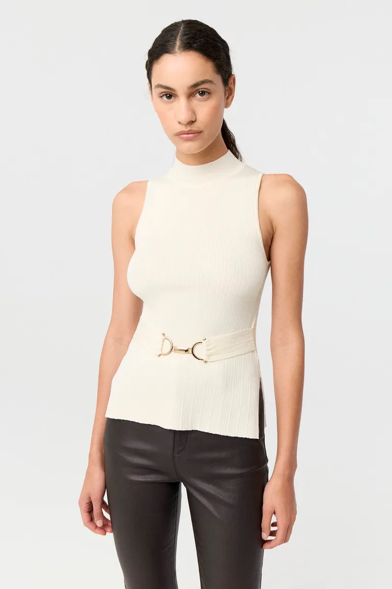 Top tejido sin mangas con cuello semialto y cinto metálico ajustable a la cintura de Markova en Tops para argentina