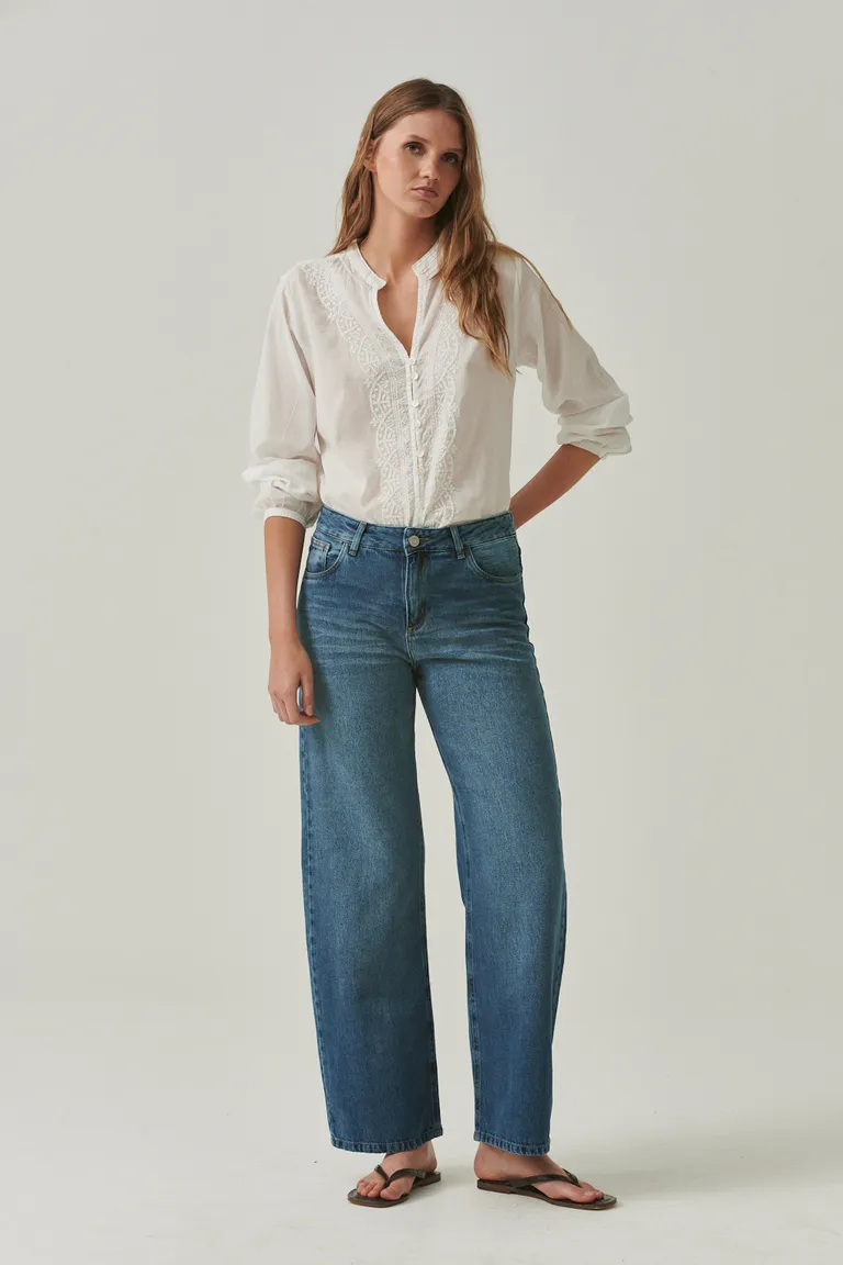 Clásico pantalón wide leg de denim rígido para un look moderno y versátil de Sweet en Pantalones para argentina