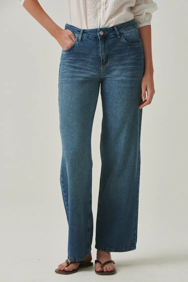 Clásico pantalón wide leg de denim rígido para un look moderno y versátil de Sweet en Pantalones para argentina