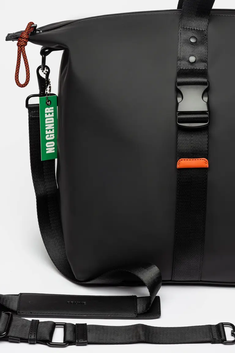 Bolso J Gang en Negro - Diseño Genderless y Utilitario para Aventuras de Prüne en Bolsos y Carteras para argentina