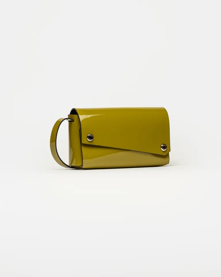 Bandolera rígida de diseño minimalista con cierre de broches metálicos y correa lateral de Prüne en Bolsos y Carteras para argentina