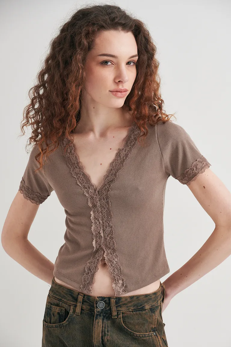 Remera femenina de corte ajustado con encaje en el escote en V de Sweet en Remeras para argentina