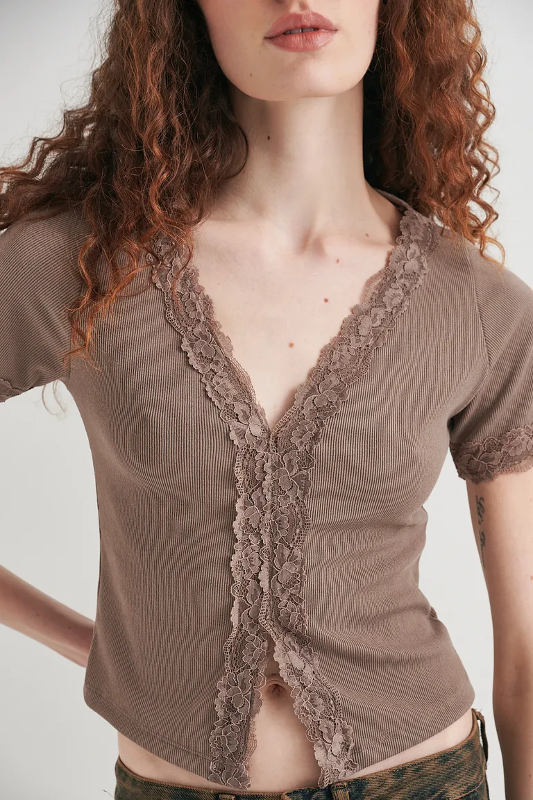 Remera femenina de corte ajustado con encaje en el escote en V de Sweet en Remeras para argentina