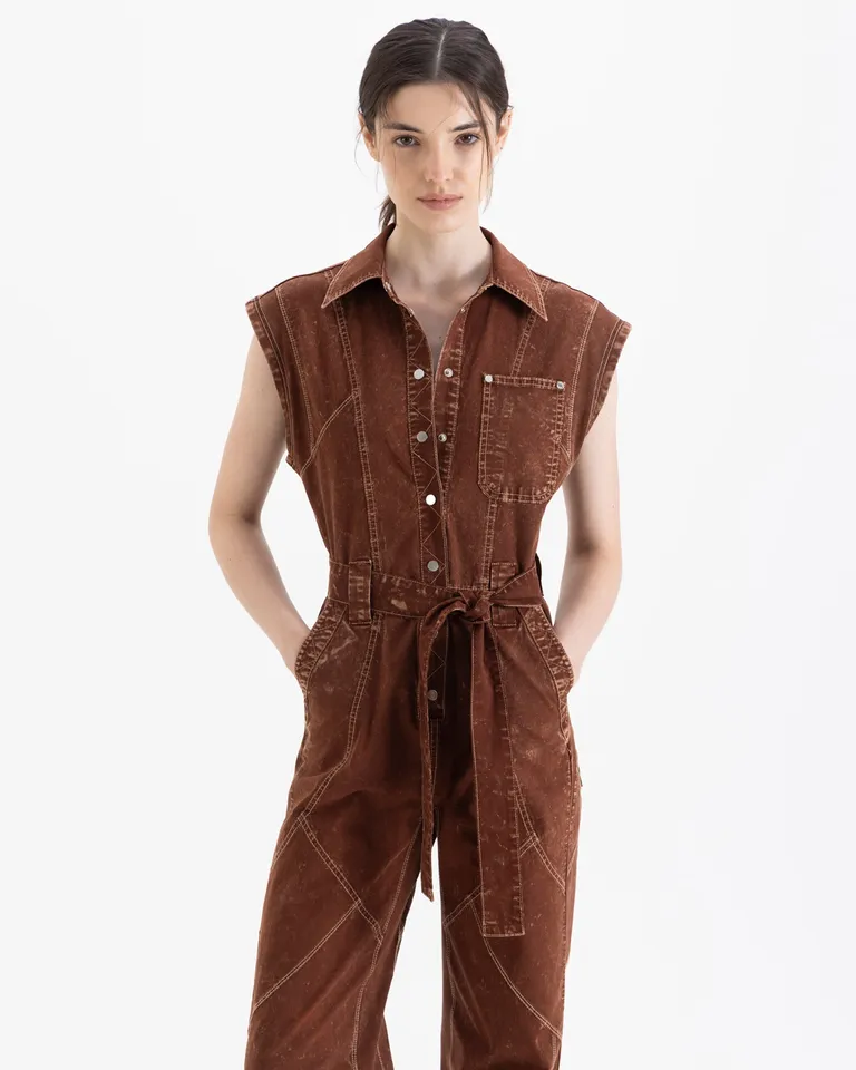 Enterito largo sin mangas con cuello camisero, lazo ajustable en cintura, botones metálicos y diseño de costuras visibles de Jazmin Chebar en Monos para argentina