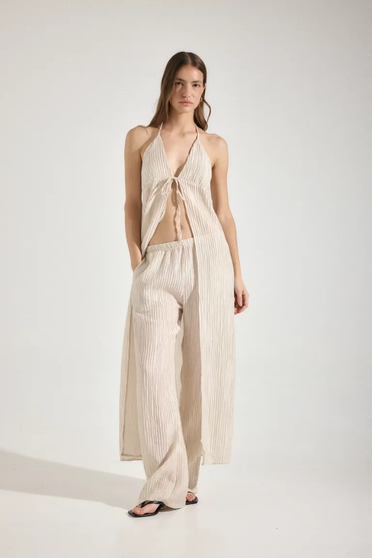 Vestido abierto en el centro, confeccionado en bambula plisada con lazos en el cuello y busto de Audaz en Vestidos para argentina