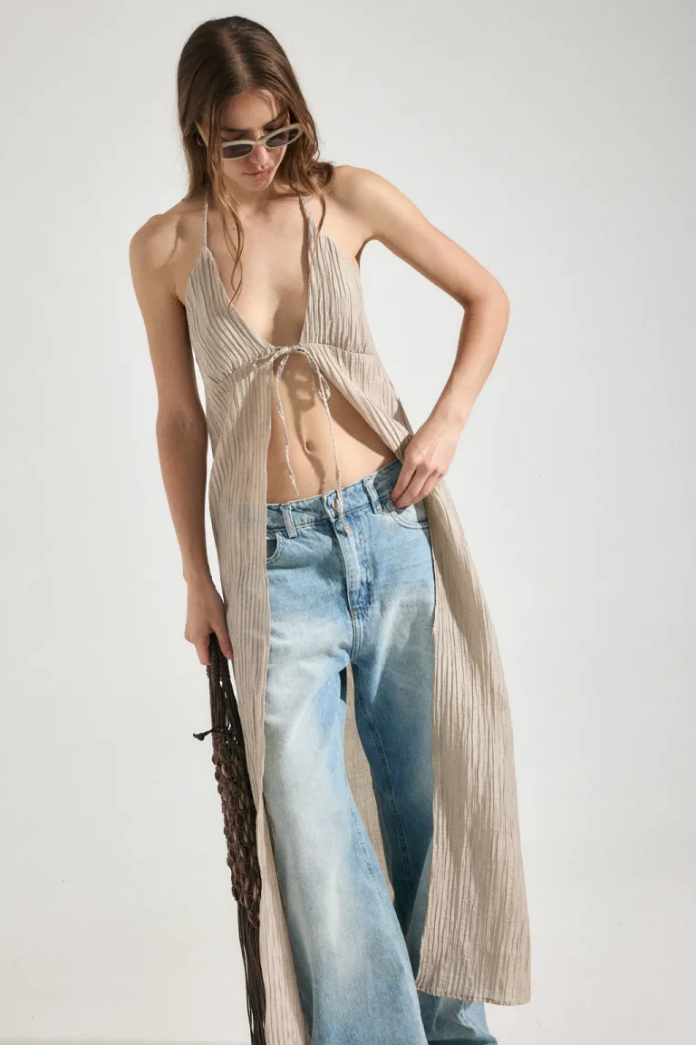 Vestido abierto en el centro, confeccionado en bambula plisada con lazos en el cuello y busto de Audaz en Vestidos para argentina