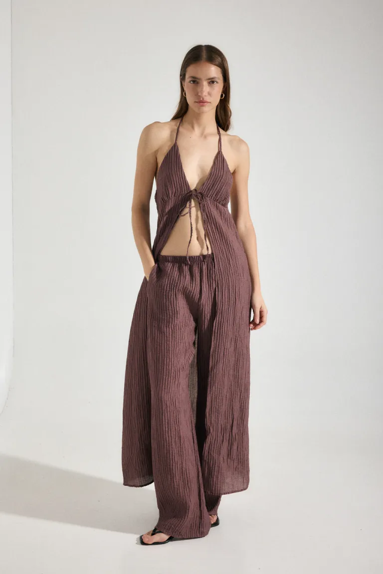 Vestido abierto en el centro, confeccionado en bambula plisada con lazos en el cuello y busto de Audaz en Vestidos para argentina