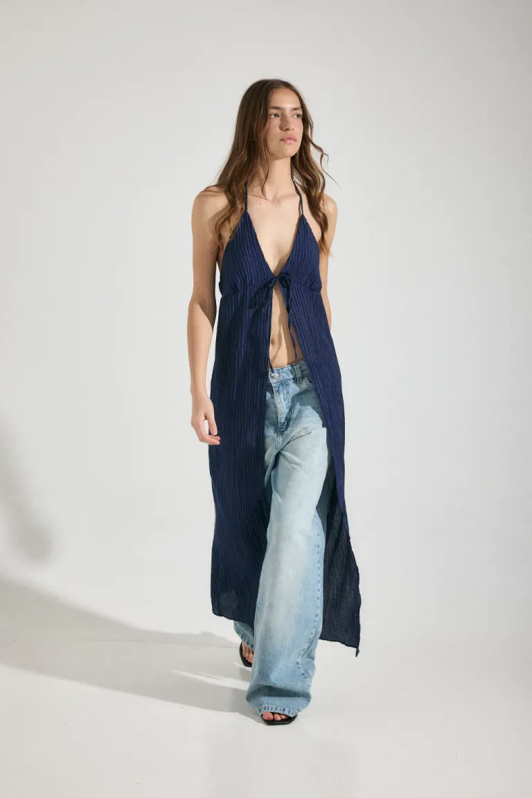 Vestido abierto en el centro, confeccionado en bambula plisada con lazos en el cuello y busto de Audaz en Vestidos para argentina