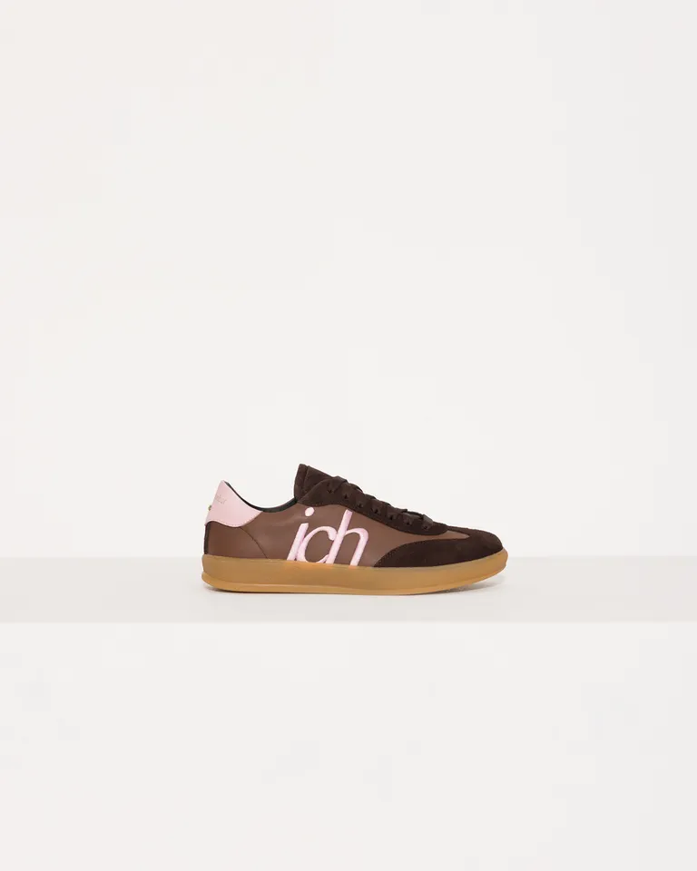 Zapatillas urbanas con diseño de recortes en cuero y logo bordado de Jazmin Chebar en Zapatillas para argentina