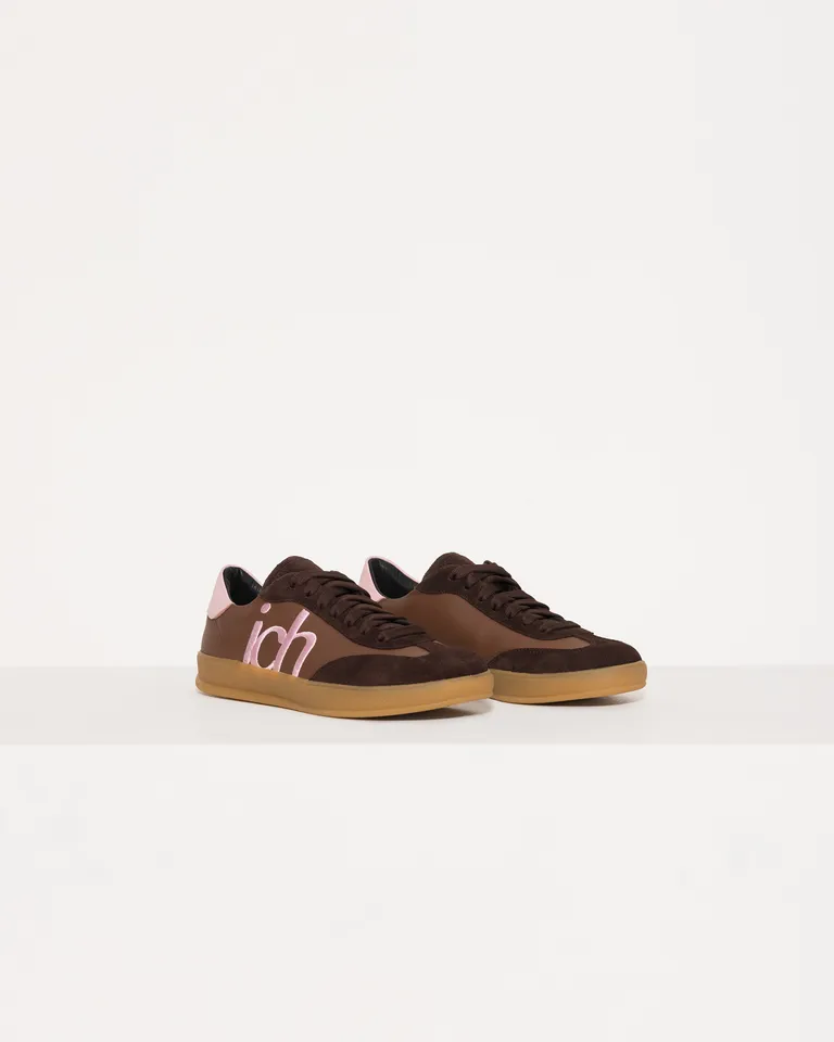 Zapatillas urbanas con diseño de recortes en cuero y logo bordado de Jazmin Chebar en Zapatillas para argentina