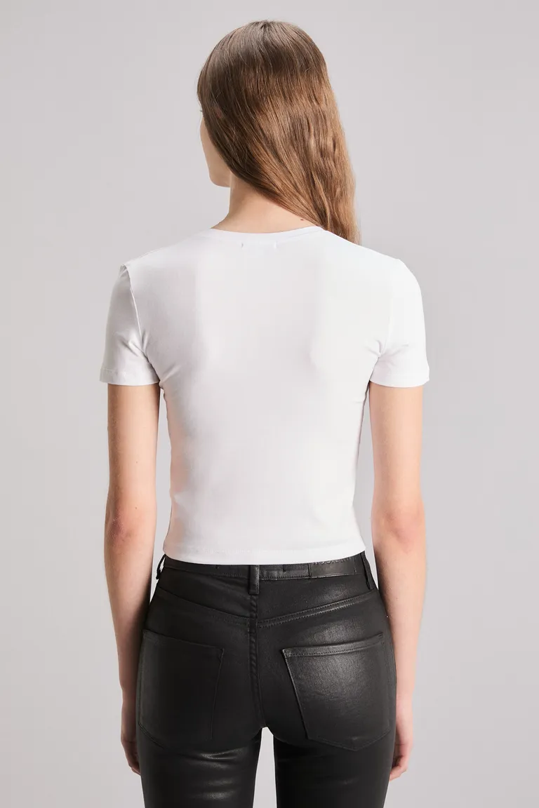 Remera con detalles bordados en viscosa y spandex de Kosiuko en Remeras para argentina
