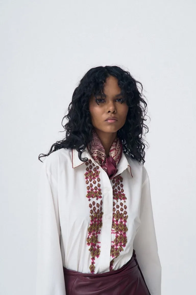 Camisa manga larga con cuello camisero y detalles de bordados artesanales en frente, cuello y puños de Maria Cher en Camisas para argentina