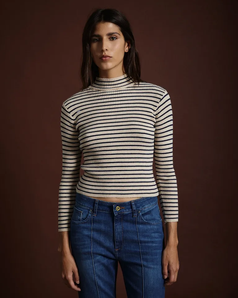 Pantalón jean de mujer con corte boot cut y tiro alto con alforzas frontales de Wanama en Pantalones para argentina