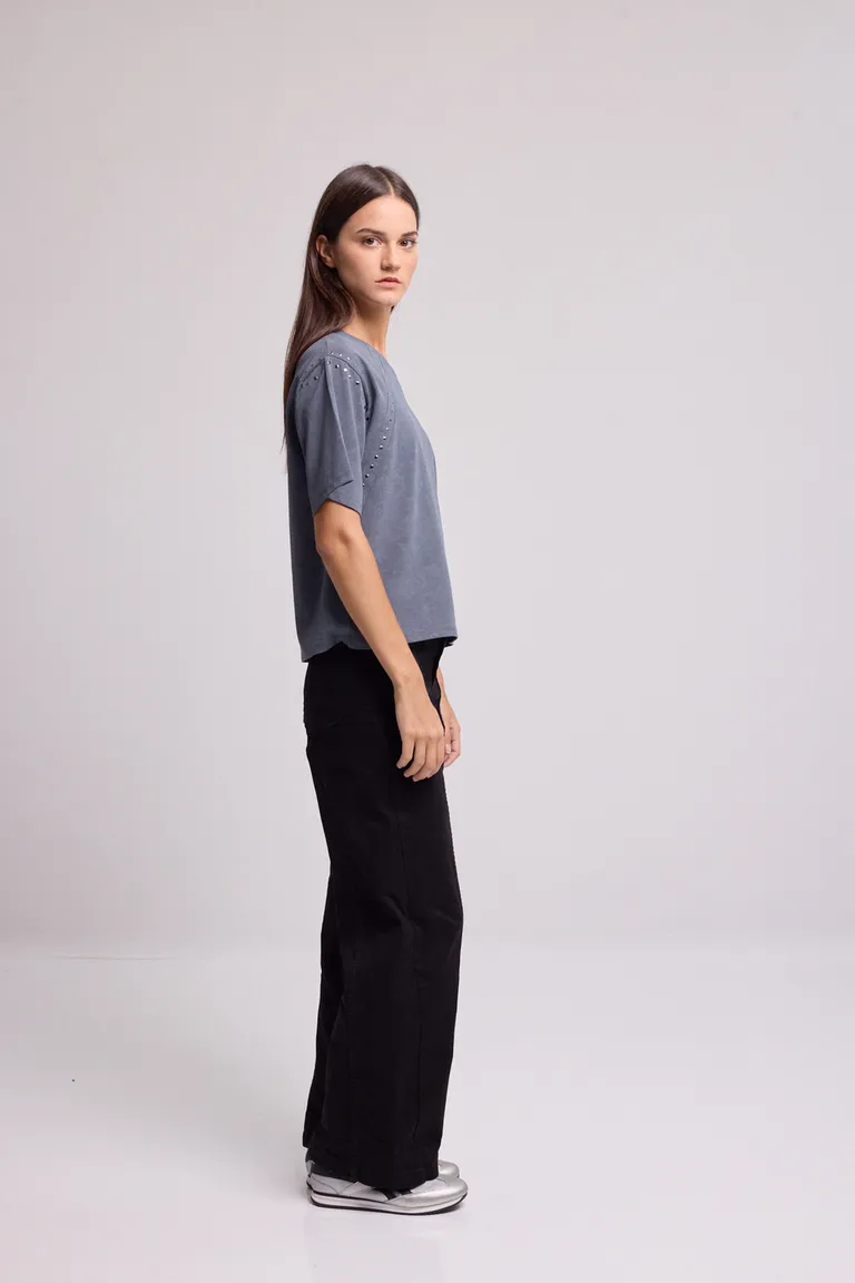 Remera de manga corta con silueta holgada y detalle de tachas en frente y hombros de Kill en Remeras para argentina