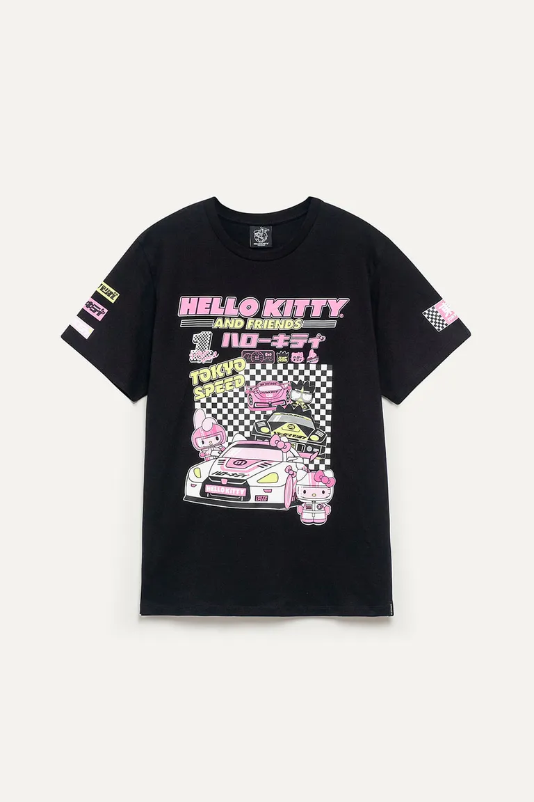 Remera negra con adorable estampado de Hello Kitty y sus amigos de 47 Street en Remeras para argentina