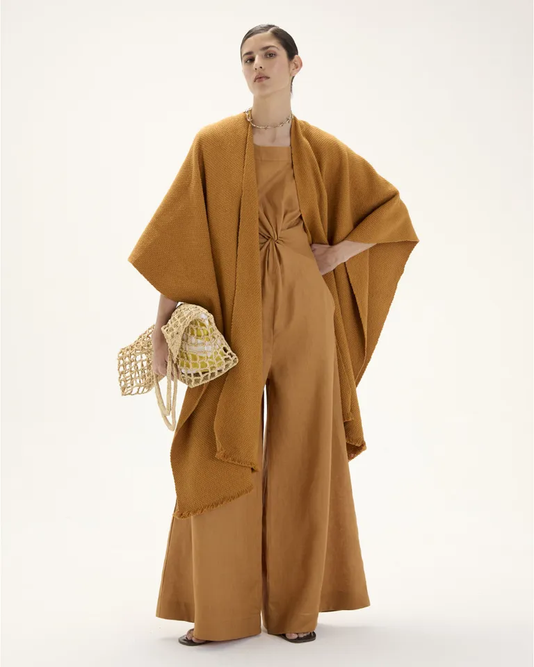 Ruana bruna tejida a mano con flecos cortos y diseño artesanal de Blue Sheep en Capas y Ponchos para argentina