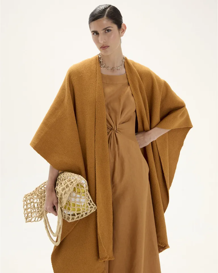 Ruana bruna tejida a mano con flecos cortos y diseño artesanal de Blue Sheep en Capas y Ponchos para argentina