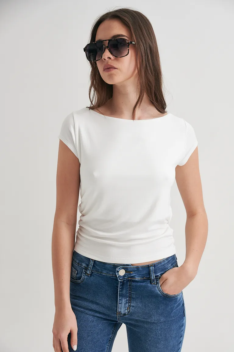 Remera blanca con frunces laterales para un look casual y elegante de Sweet en Remeras para argentina