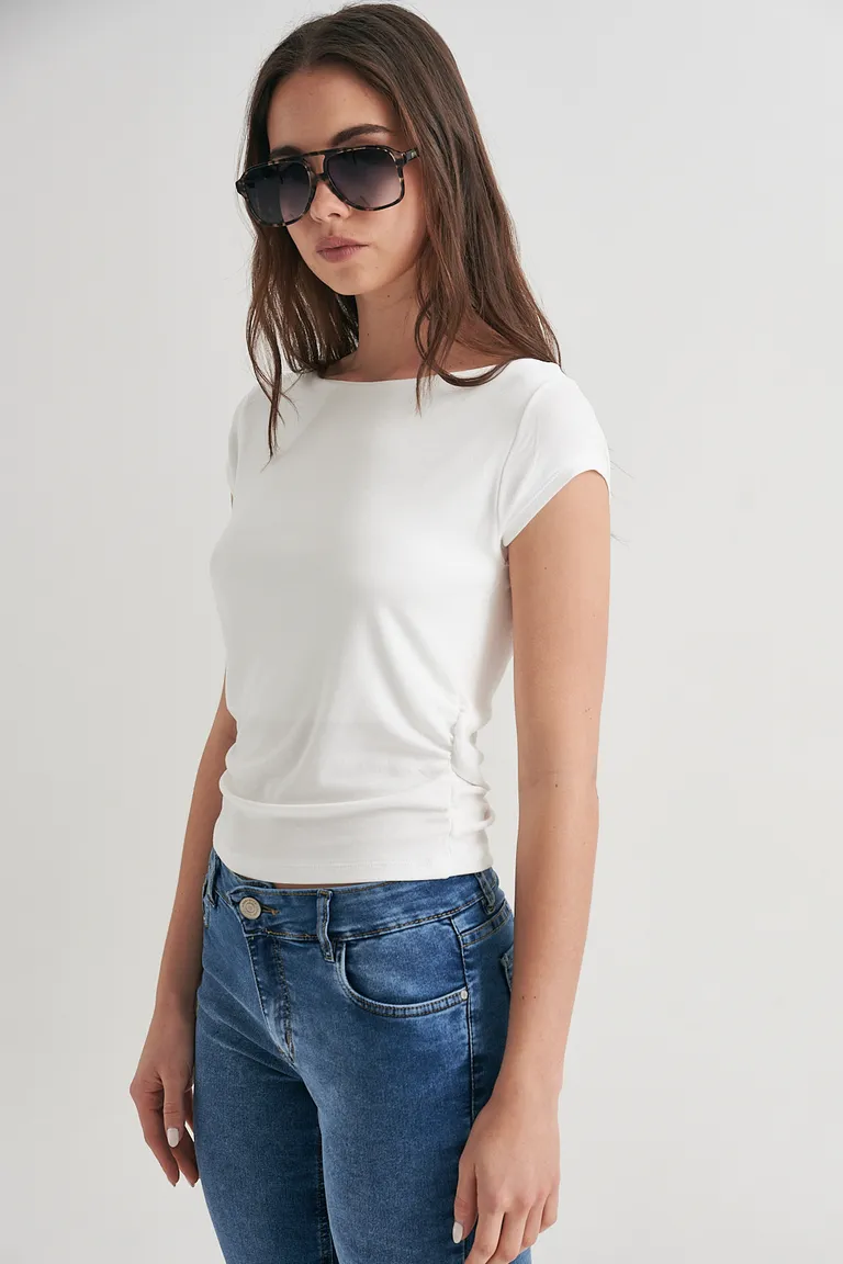 Remera blanca con frunces laterales para un look casual y elegante de Sweet en Remeras para argentina