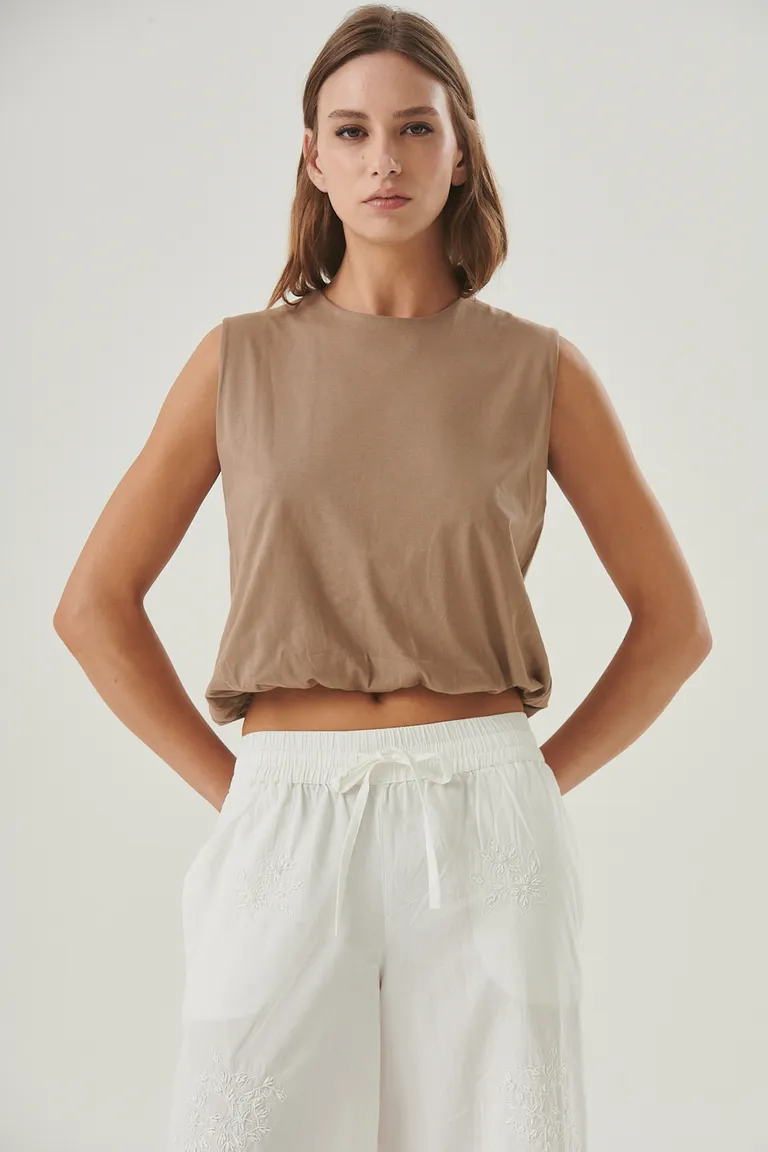 Remera sin mangas con efecto globo en el ruedo, una pieza versátil y de estilo moderno de Sweet en Remeras para argentina