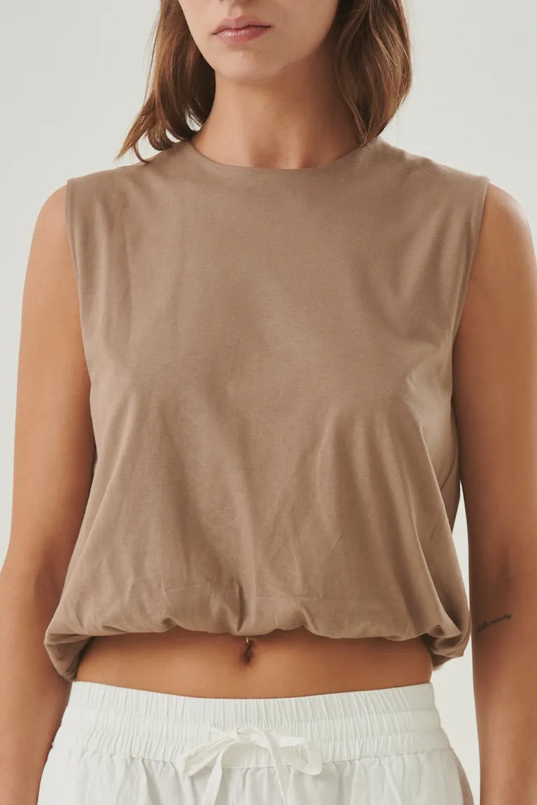 Remera sin mangas con efecto globo en el ruedo, una pieza versátil y de estilo moderno de Sweet en Remeras para argentina