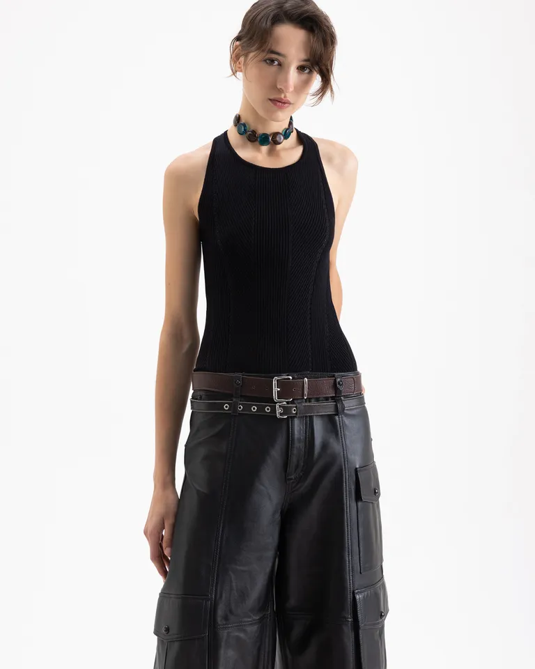 Top femenino ajustado con breteles cruzados en espalda y diseño corto de Jazmin Chebar en Tops para argentina