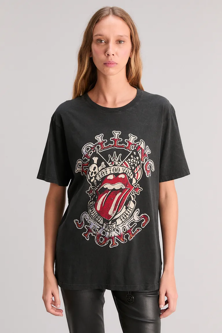 Remera negra de manga corta con estampado de cristales en diseño rockero de Kosiuko en Remeras para argentina
