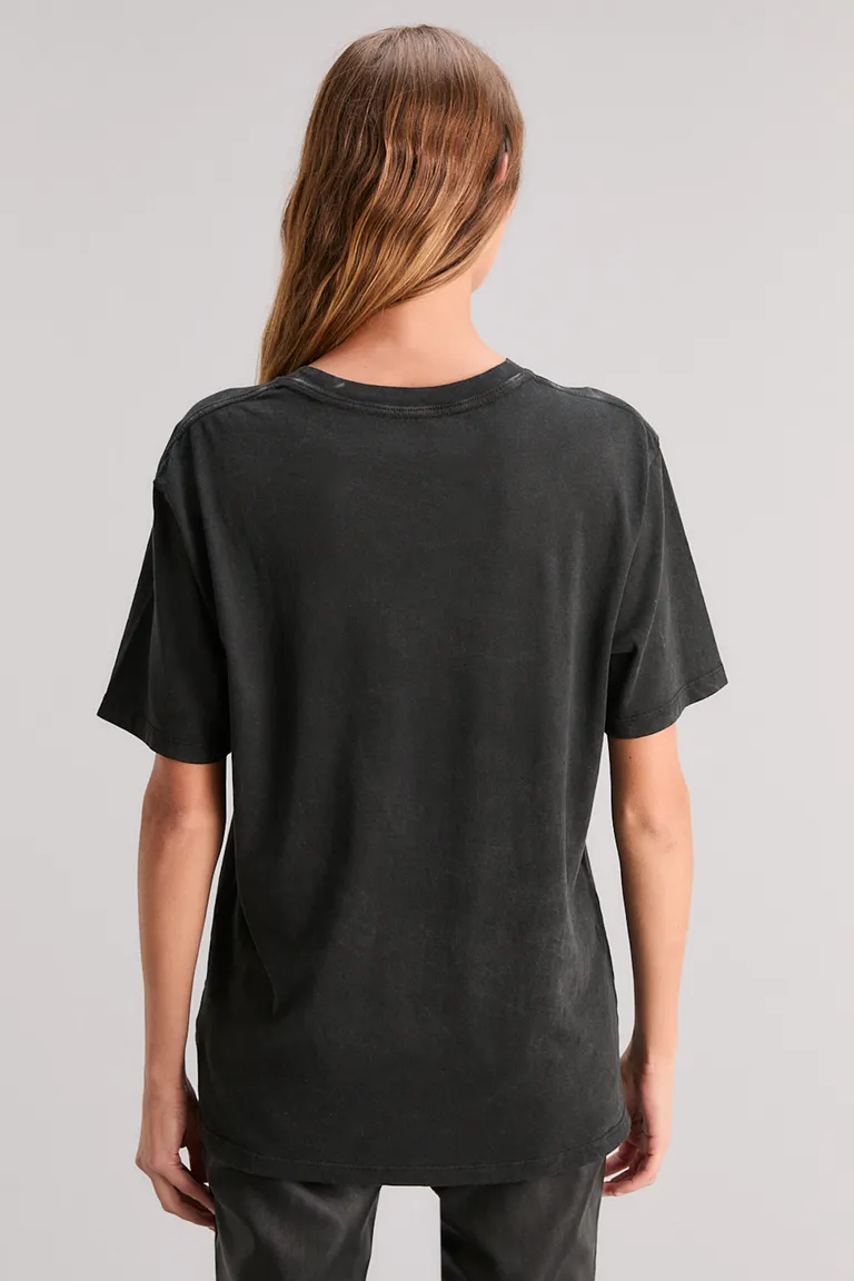 Remera negra de manga corta con estampado de cristales en diseño rockero de Kosiuko en Remeras para argentina