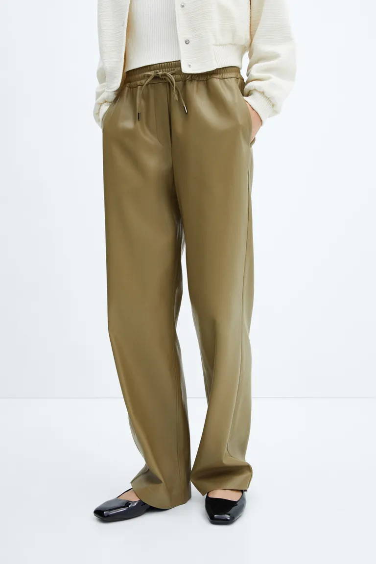 Pantalón símil cuero elastizado de Mango en Pantalones para argentina