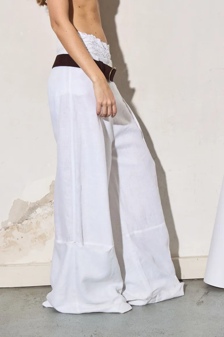 Pantalón de lino blanco con bolsillos frontales y en el dobladillo de Allo Martinez en Pantalones para argentina