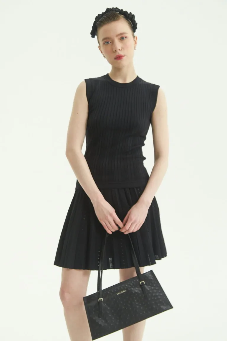 Top musculosa negro de viscosa con detalles de calado y cuello alto de Las Pepas en Tops para argentina