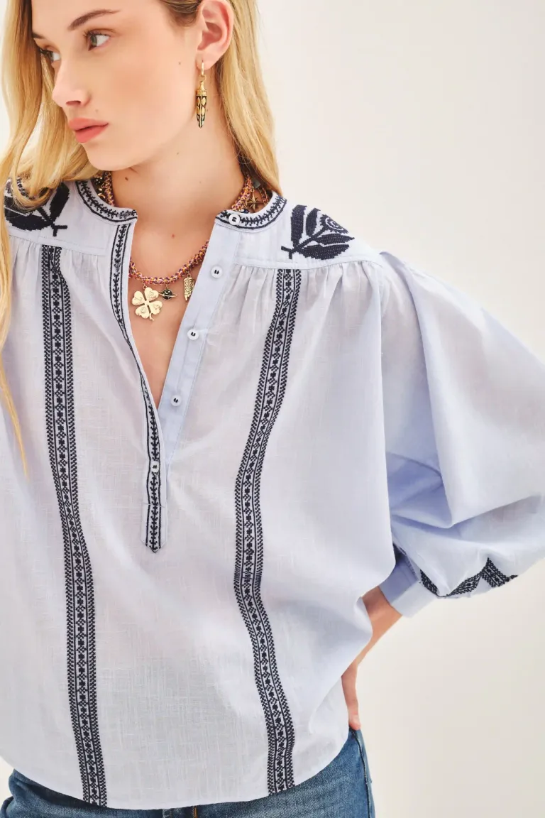 Camisa blanca de estilo amplio con bordado sutil de Rapsodia en Camisas para argentina