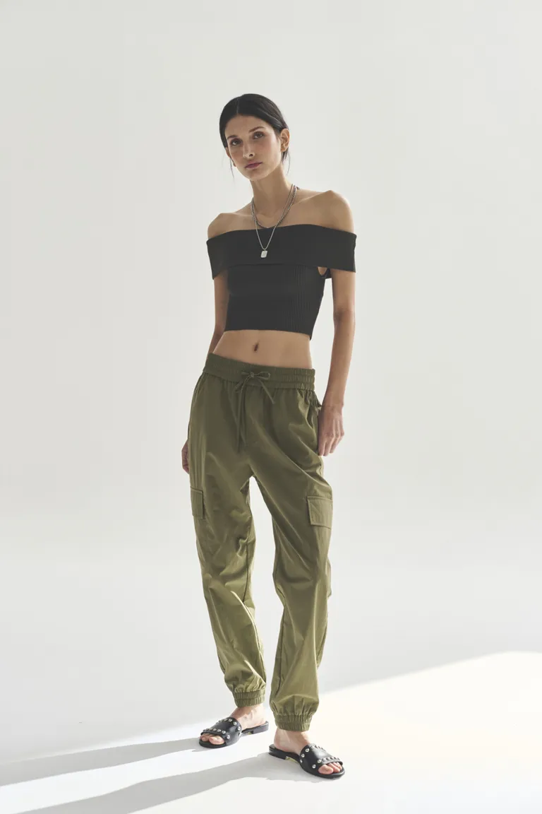 Pantalón cargo verde oliva de corte relajado y bolsillos funcionales para un estilo casual y cómodo de Akiabara en Pantalones para argentina