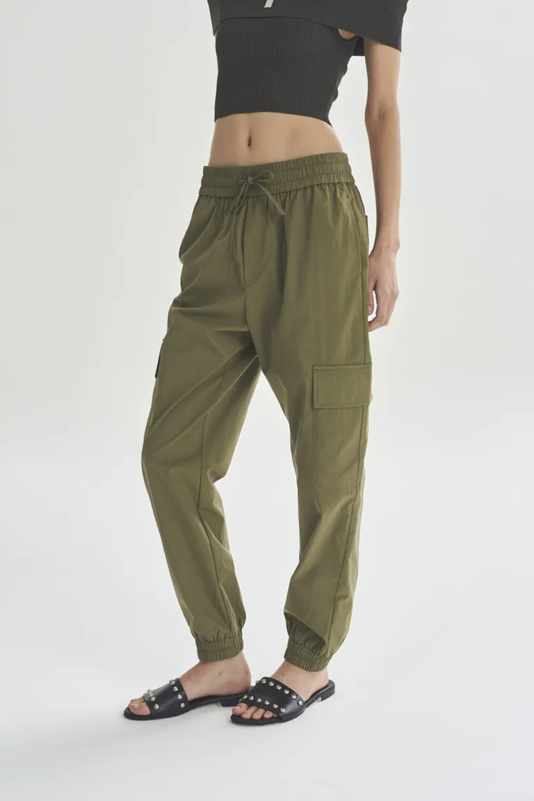 Pantalón cargo verde oliva de corte relajado y bolsillos funcionales para un estilo casual y cómodo de Akiabara en Pantalones para argentina