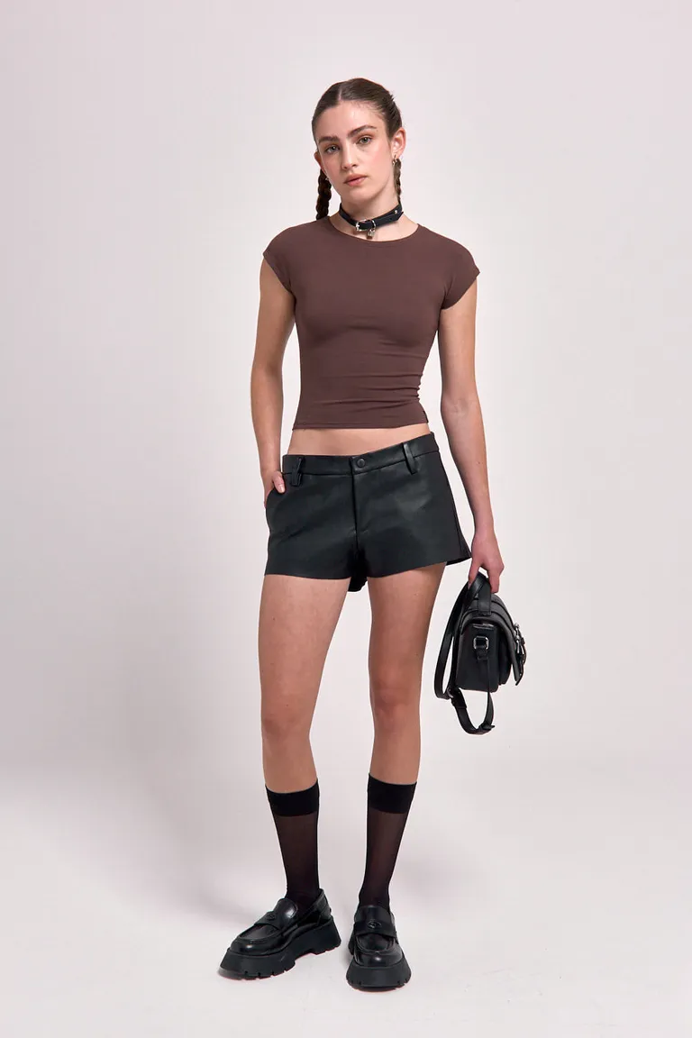 Short mini sastrero con efecto piel, tiro medio-bajo, presillas en cintura y cierre frontal de 47 Street en Shorts para argentina