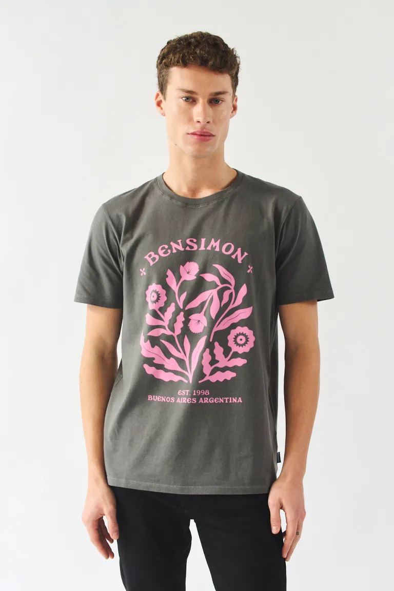 Remera gris con estampado de flores en tonos rosas de Bensimon en Remeras y Polos para argentina