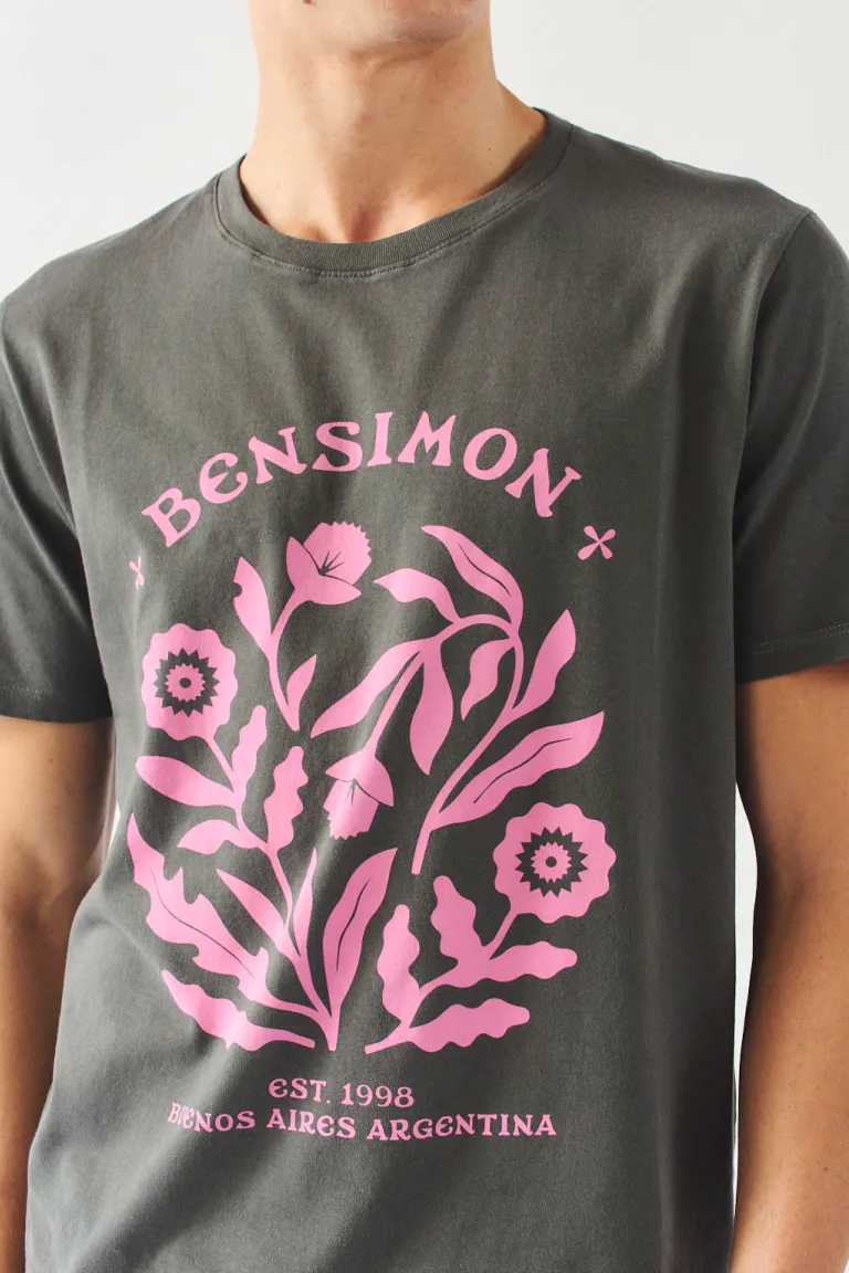 Remera gris con estampado de flores en tonos rosas de Bensimon en Remeras y Polos para argentina